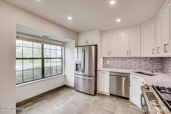 Building Photo - 369 Bromley Pl