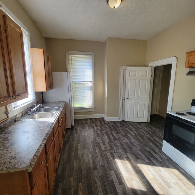 Building Photo - Near West 2BR House w/Central Air! Near IUPUI!