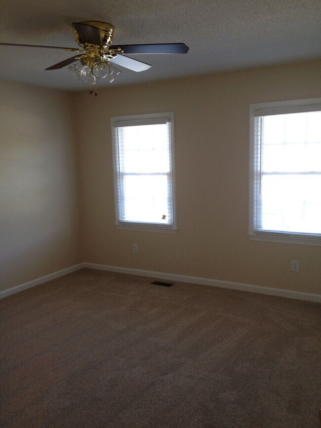 Building Photo - Haymont Area -2 Bedroom Town home for rent! Available 5/1/2026