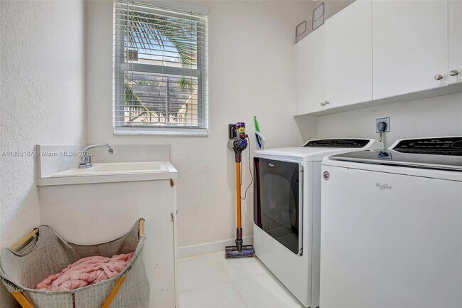 Building Photo - 2651 Oakmont Dr