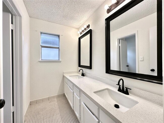 Building Photo - 6115 Briar Terrace Dr