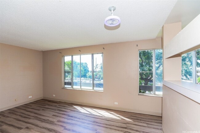 Building Photo - Lovely 2 bedroom 1 bath, with 1 open parking