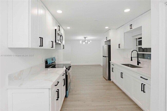 Building Photo - 610 NW 38th Ct