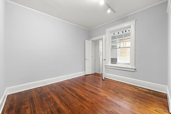 Building Photo - 3 Park Ln NE