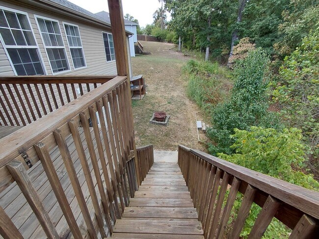Building Photo - 137 Creek View Dr
