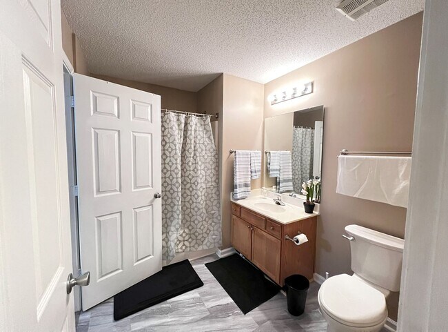 Building Photo - Short Term Rental Now Available!!