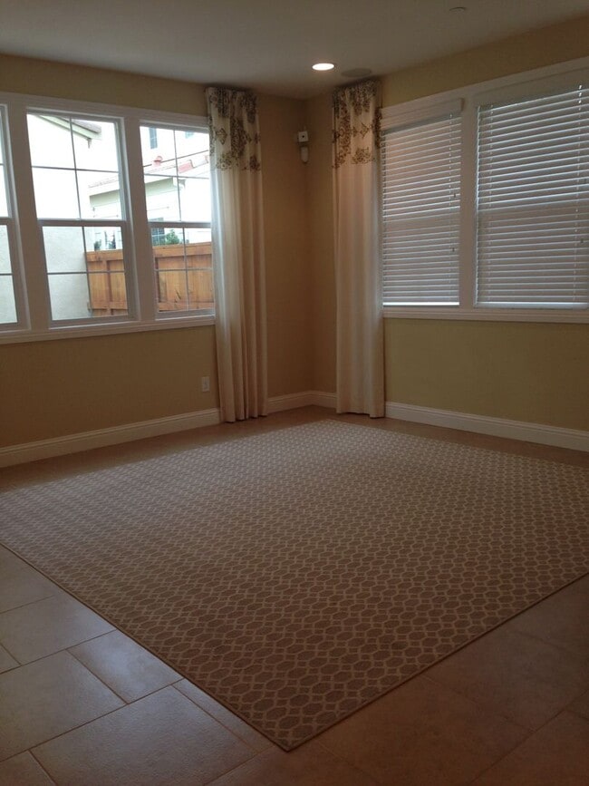 Building Photo - Gorgeous Model Spacious Folsom Unit!