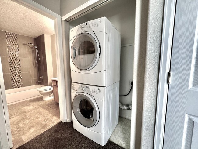 Building Photo - 2 Bed Apartment in the Sable Cove Condomin...