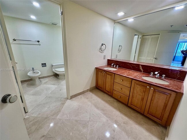 Building Photo - 520 Brickell Key Dr