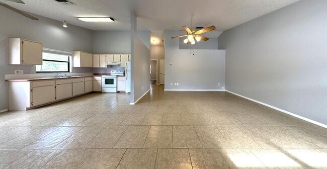 Building Photo - 1159 E Rohe St