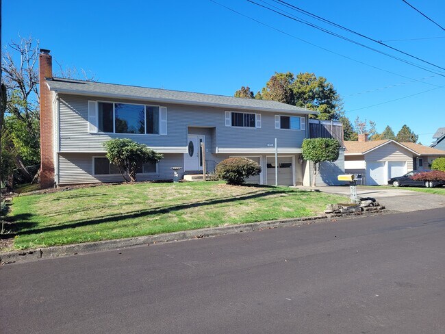 street is a dead end culdesac - 5095 SW 163rd Ave