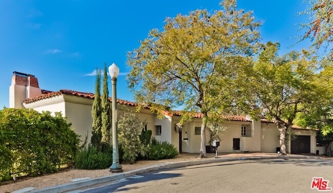 Building Photo - 3351 N Knoll Dr