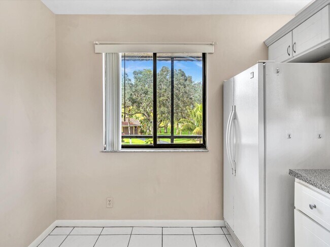 Building Photo - 16252 Laurel Dr