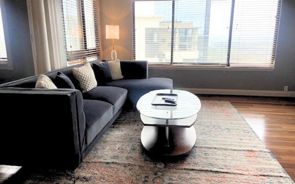 Primary Photo - 3481 Lakeside Dr NE