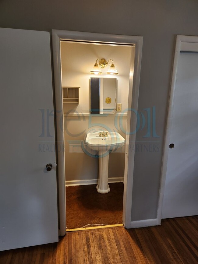 Building Photo - Wonderful 3BR/1.5BA Just a few blocks away...