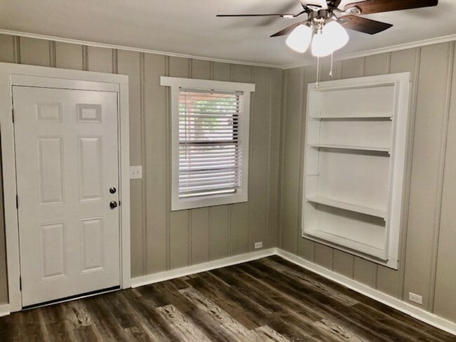 Building Photo - $500 OFF MOVE IN SPECIAL-CUTE SOUTH BOSSIER HOME-FRESH PAINT-NEW FLOORS-CLEAN