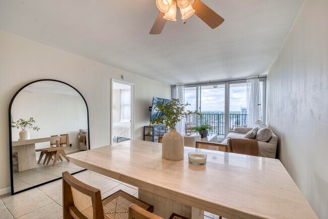 Building Photo - 525 N Ocean Blvd