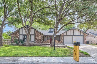Building Photo - Stunning 4 bedroom for rent, mature trees,...