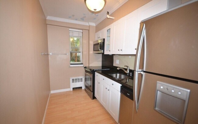 Building Photo - 145 Pinckney St