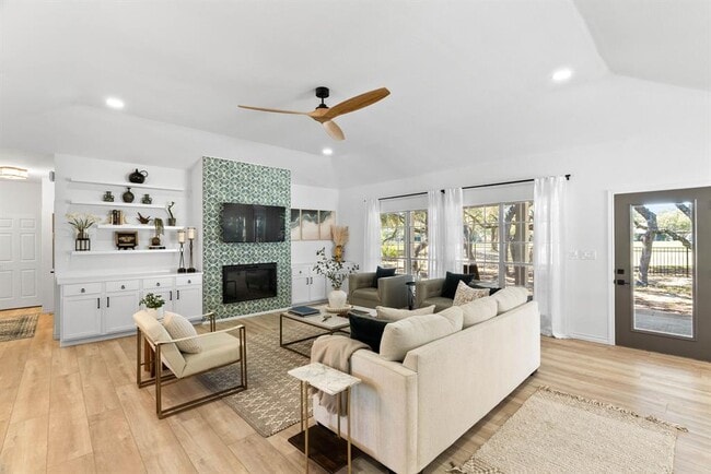 Building Photo - 113 Royal Oaks Dr