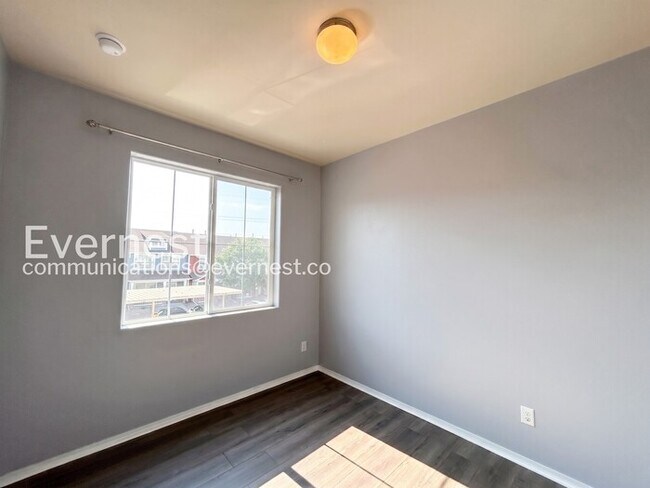 Building Photo - 3 Bed/2.5 Bath Townhome with Modern Amenities / Available Now!