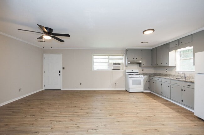 Building Photo - 1011 W Slaton Ave