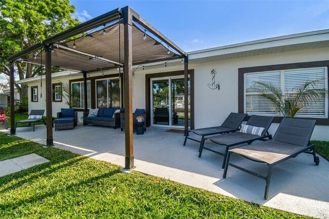 Building Photo - 3922 Fontainebleau Dr