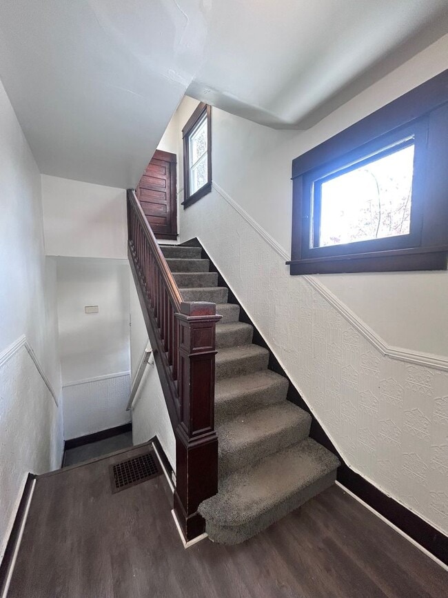 Building Photo - Updated 3 Bedroom Home l Marhsall Shadeland