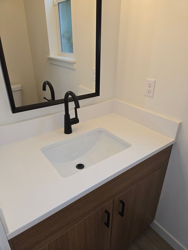 Building Photo - Sleek & Chic! 2 level 2 Bed/1.5 ba 814 Sf