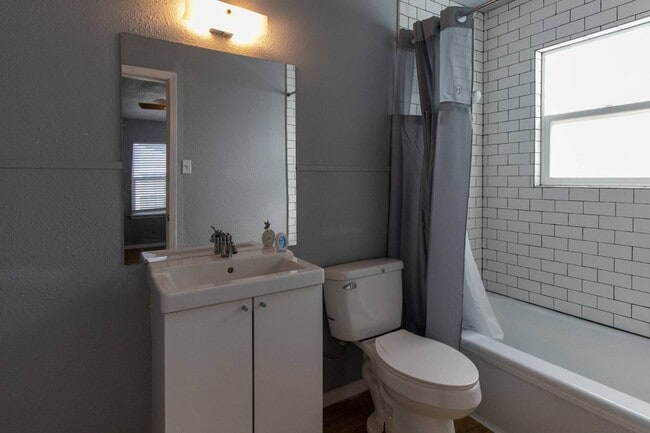 Building Photo - 118 W Avenue A