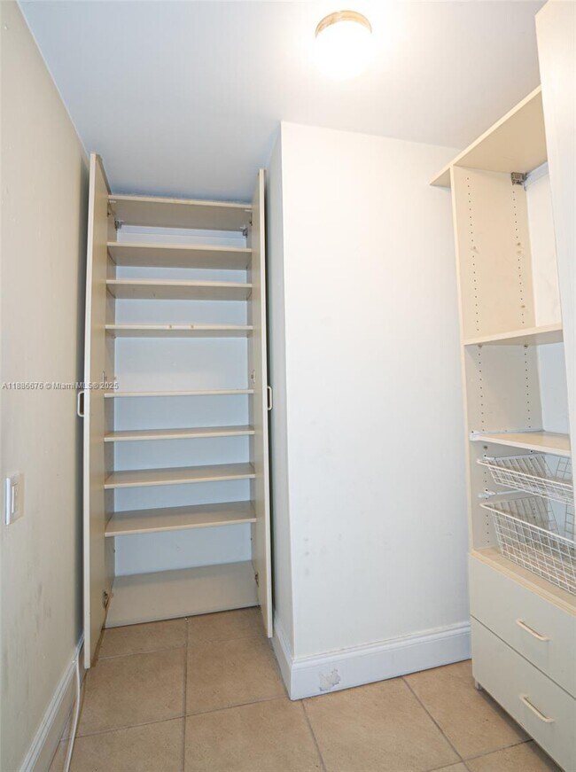 Building Photo - 2500 Parkview Dr
