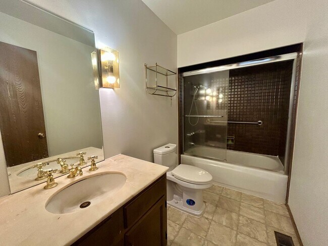Building Photo - Spacious 2 Bedroom Condo Unit in North Sea...
