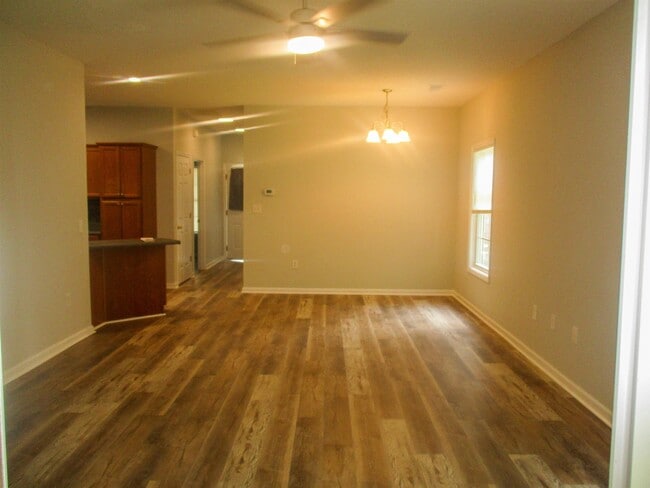 Building Photo - 100 Lazy Willow Ln