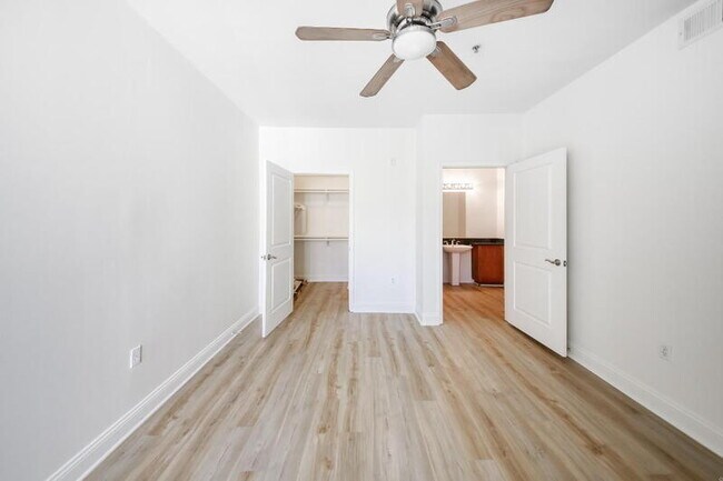 Building Photo - 6938 Laurel Canyon Blvd