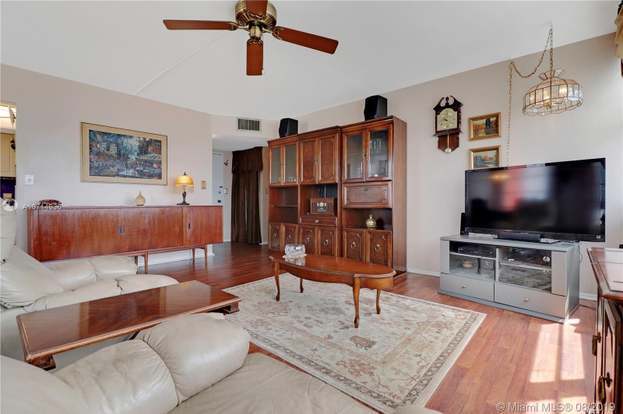 Building Photo - 1351 NE Miami Gardens Dr