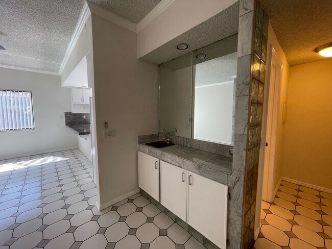 Building Photo - Beautiful 3-Bed/3-Bath Van Nuys Condo – Sp...