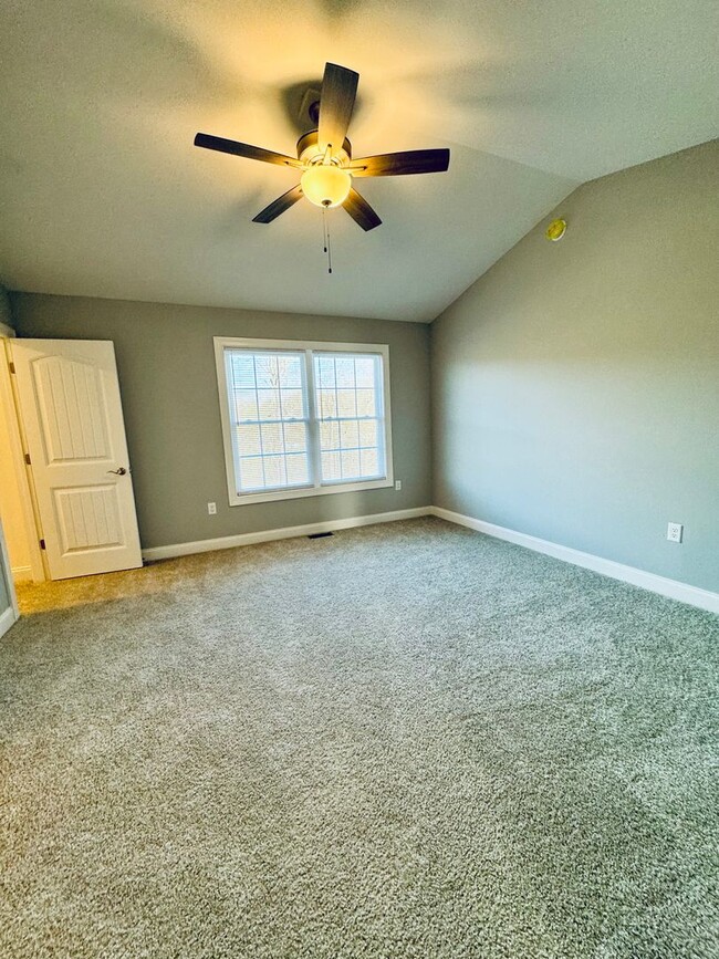 Building Photo - *LIKE NEW!* 3BR/2.5BA Townhouse in Crescen...