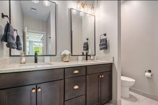 Building Photo - Fully Furnished 2 Master Suites | Luxe Tow...