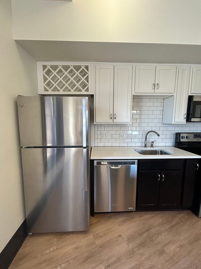 Building Photo - Luxury Downtown Living | Spacious 1-Bedroom 1-Bathroom Loft