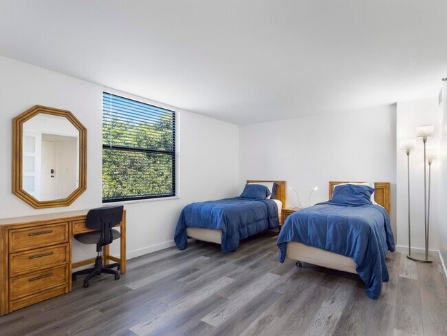 Building Photo - 955 Egret Cir