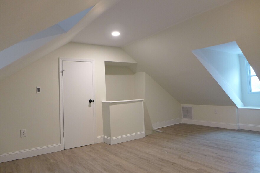 Building Photo - 1709 Bank St