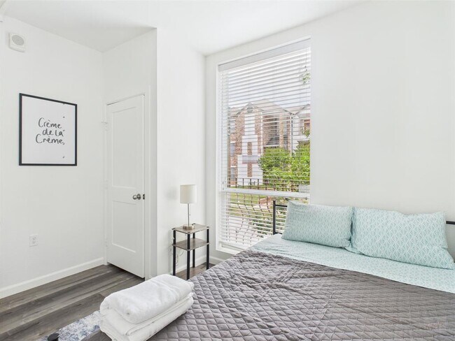 Building Photo - 911 W 22nd St