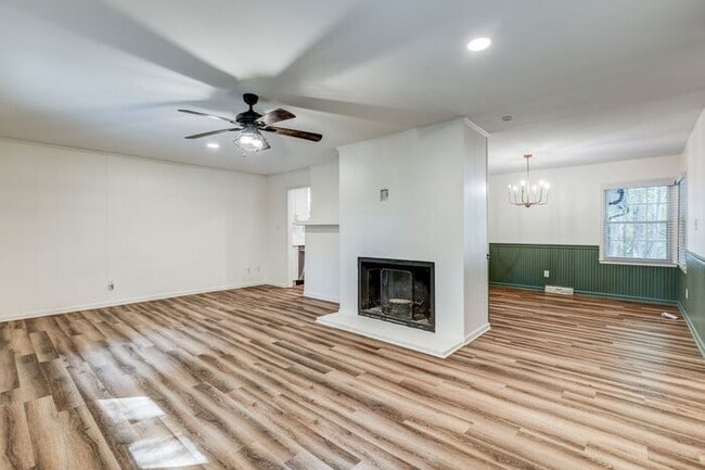 Building Photo - Private Home on Spacious Lot in Browns Sum...
