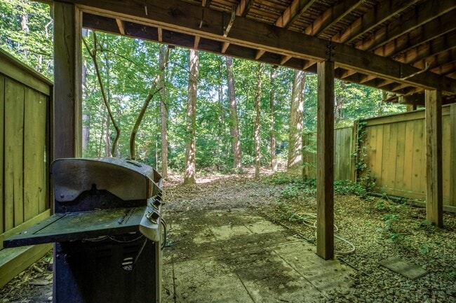 Building Photo - Renovated townhouse backing to trees with loads of privacy!