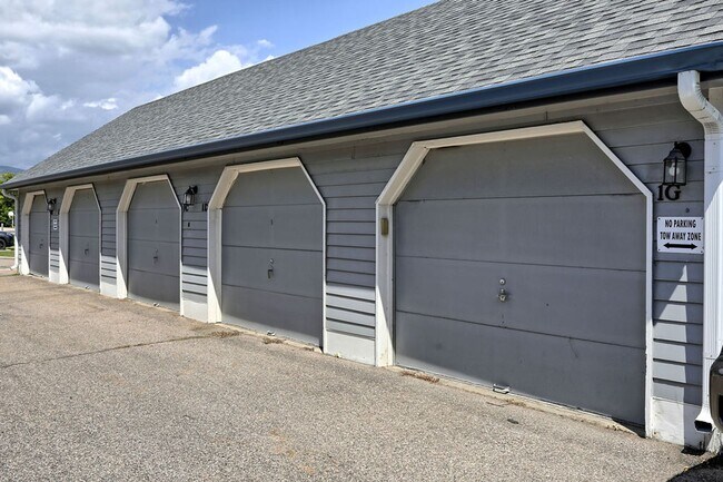 Building Photo - Students Welcome! Fantastic & Classy 2-Bedroom, 2-Bath Ranch-Style 2nd Floor Condo