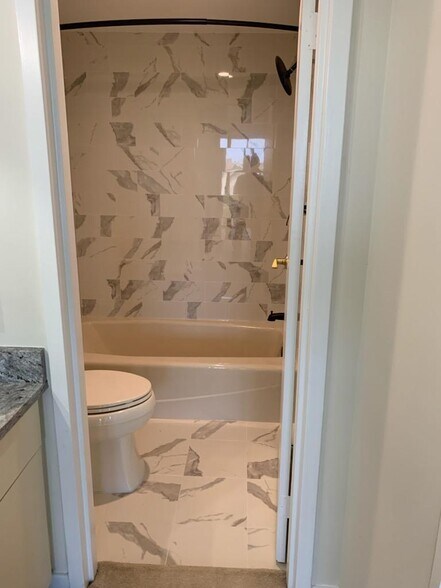 Bathroom/Shower - 1530 Key Blvd