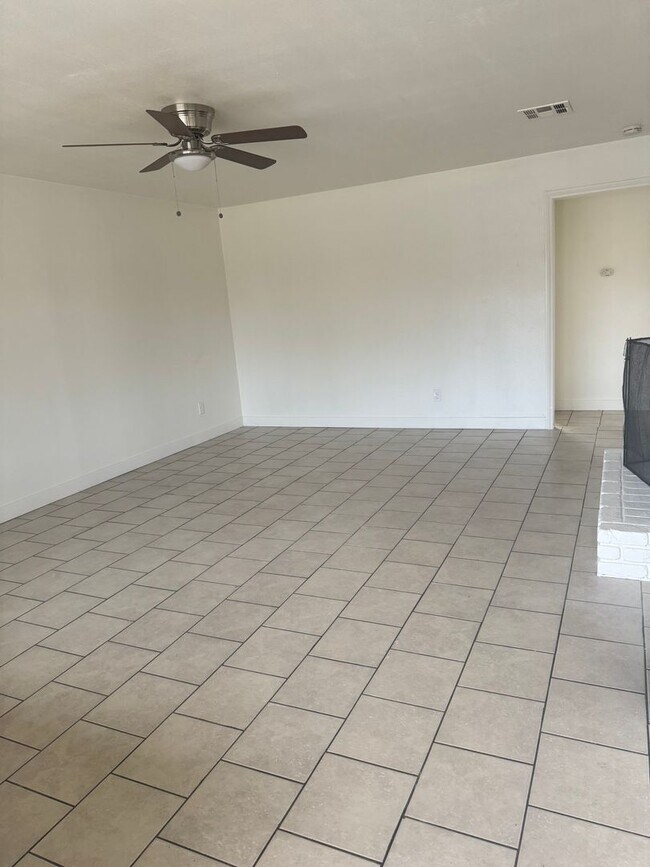 Building Photo - 1004- 06