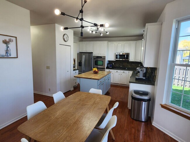 Building Photo - Kenosha 4 bedroom home