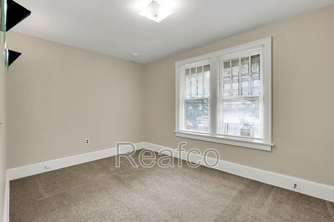 Building Photo - 463 Reinhard Ave