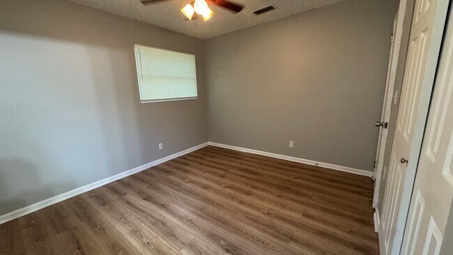 Building Photo - Spacious 5/2 for rent in Normandy Village ...